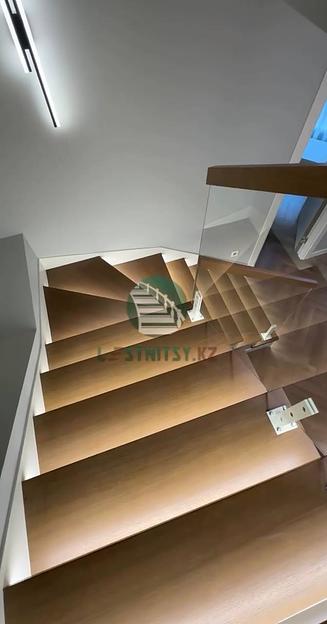 Лестница на двух ломаных косоурах с ограждением из стекла под заказ фото 4