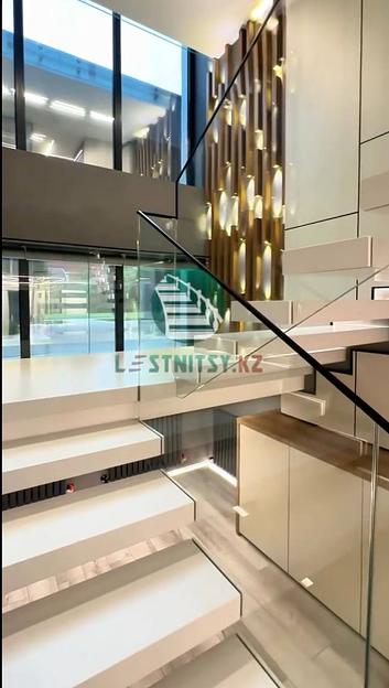 Консольная лестница со стеклянным ограждением под заказ фото 8