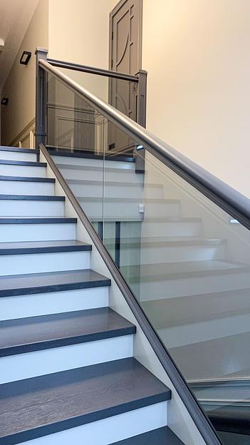 Лестница П-образная с ограждением из графитового стекла под заказ фото 4