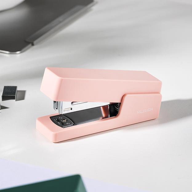 Степлер Deli NS084-RD Nusign 24/6 26/6 (20листов) красный 100скоб коробка фото 6