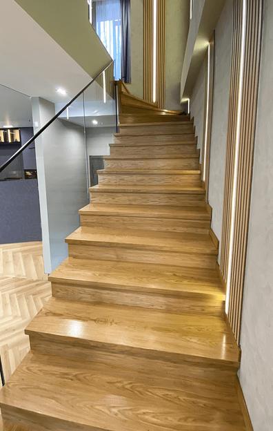 Лестница поворотная с площадкой и ограждением из стекла под заказ фото 1