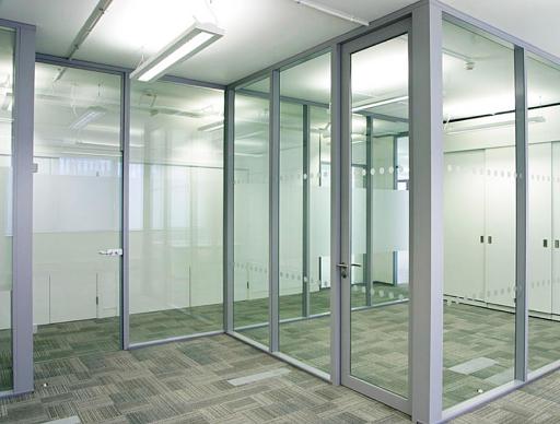 Установка дверей, окон, перегородок и витражей фото 6