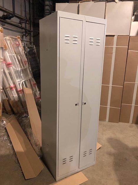 Шкафчик для одежды металлический - ШР-22 L600 сварной двухстворчатый для рабочей раздевалки на производство фото 6