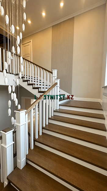 Лестница на металлическом каркасе трехмаршевая под заказ фото 1