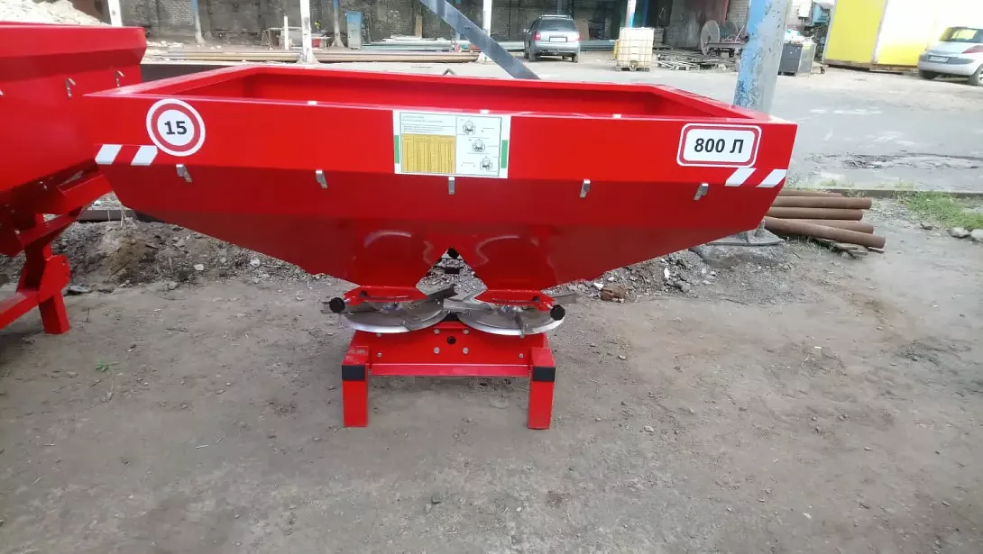 Разбрасыватель минеральных удобрений (РУМ) 600-1200л. фото 3