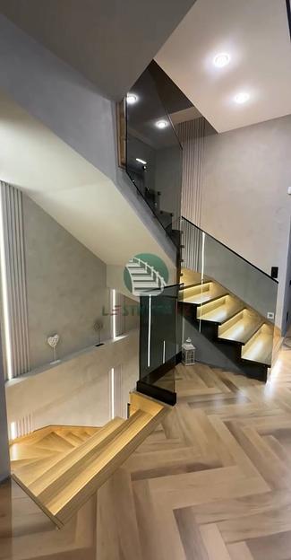 Лестница Г-образная поворотная с ограждением из графитового стекла под заказ фото 5