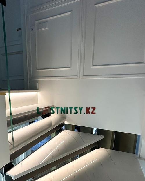 Лестница мраморная с ограждением из стекла под заказ фото 6