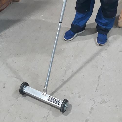 Магнитный телескопический сборщик на колёсах, 330 мм фото 5