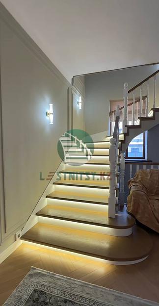 Лестница классическая поворотная на 90° с ограждением окон под заказ фото 1