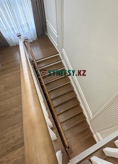 Лестница двухмаршевая с деревянным ограждением под заказ фото 7