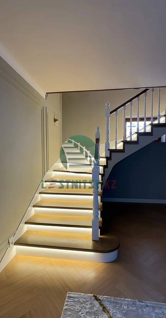 Лестница классическая поворотная на 90° под заказ фото 1