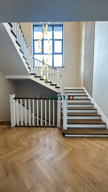 Лестница на металлическом каркасе трехмаршевая под заказ фото 3