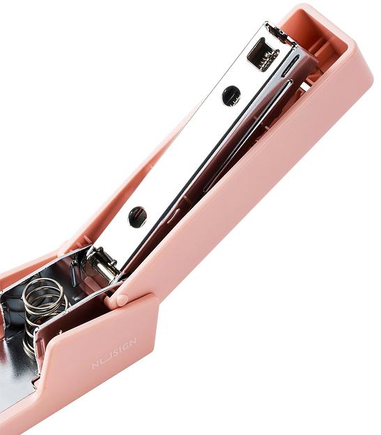 Степлер Deli ENS084 Nusign 24/6 26/6 (20листов) розовый 100скоб коробка фото 4