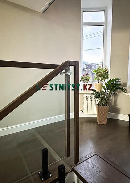 Лестница одномаршевая с ограждением из стекла под заказ фото 5