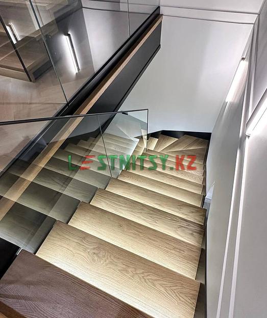 Лестница поворотная с черными бочатами и ограждением из стекла под заказ фото 4