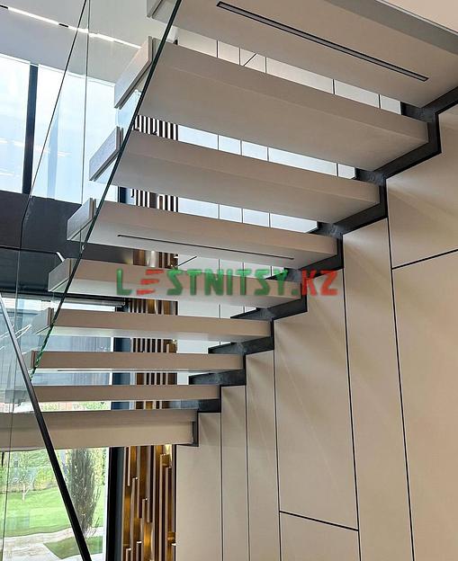 Консольная лестница со стеклянным ограждением под заказ фото 6