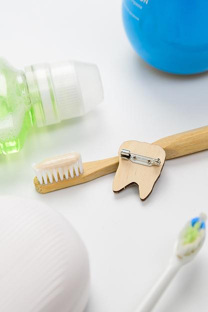 Брошь медицинская "Зуб в очках" фото 2