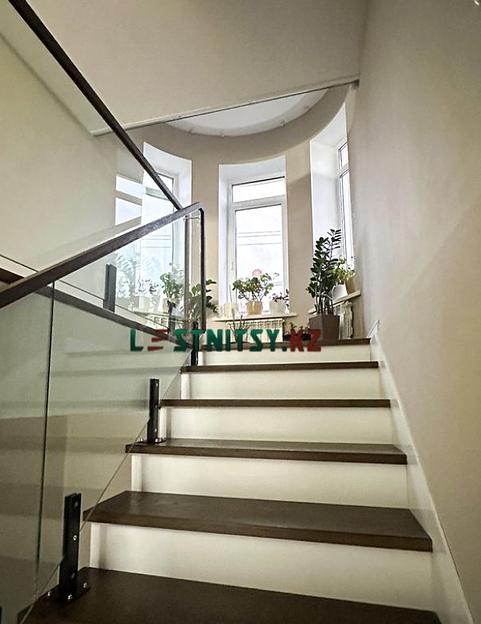 Лестница одномаршевая с ограждением из стекла под заказ фото 4