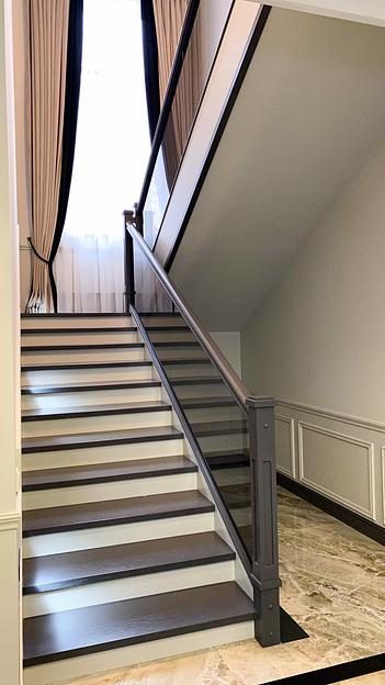 Лестница П-образная с ограждением из графитового стекла под заказ фото 3