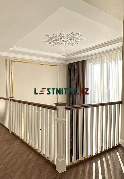 Лестница двухмаршевая с деревянным ограждением под заказ фото 6