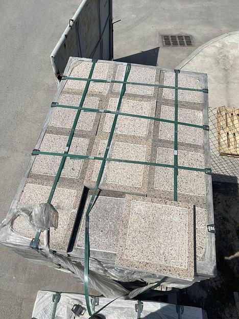 Гранит коричневый «Курты» 300х300х20 мм, термообработанный фото 1