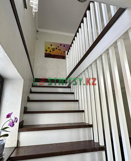 Лестница с ограждением до потолка под заказ фото 4