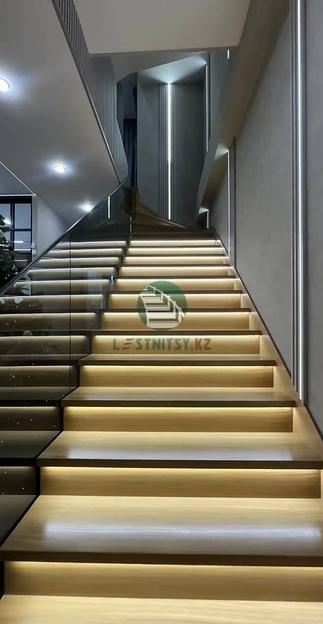 Лестница Г-образная поворотная с ограждением из графитового стекла под заказ фото 1