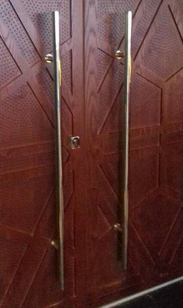 Комлпект из двух ручек для стеклянных и алюминиевых входных дверей из нержавейки и латуни на заказ опт фото 1