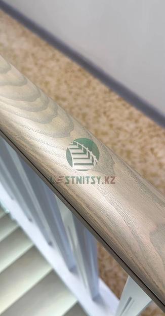 Лестница одномаршевая с высоким деревянным ограждением под заказ фото 7