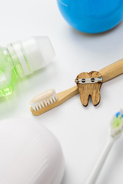 Брошь медицинская "Зуб джентельмен" фото 2