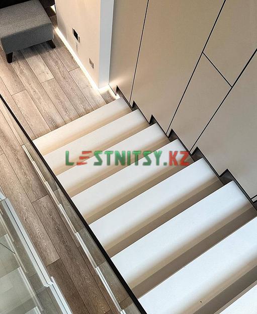 Консольная лестница со стеклянным ограждением под заказ фото 3