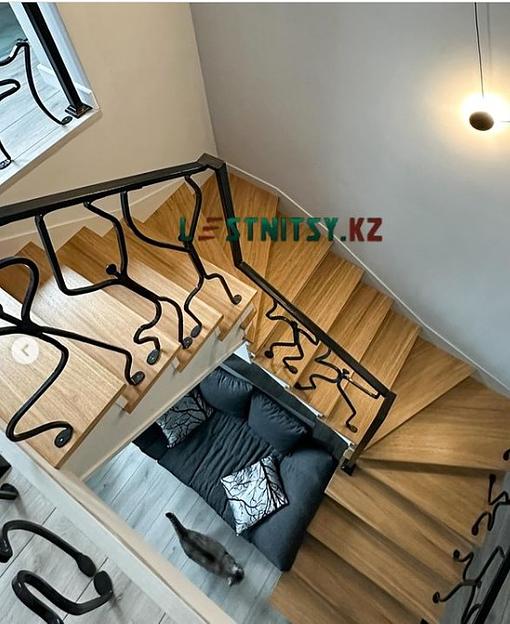 Лестница полувинтовая с кованым ограждением под заказ фото 5