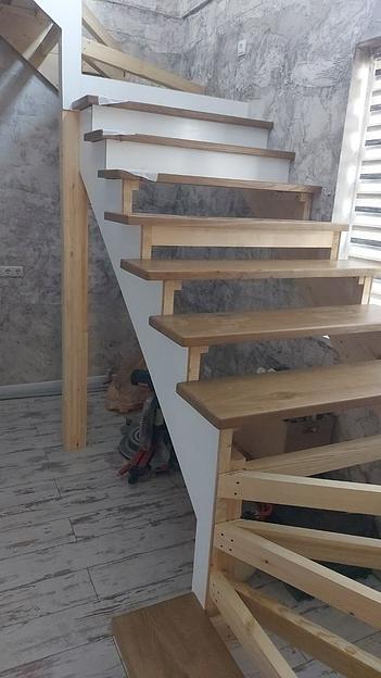 Лестница на деревянном каркасе с забежными ступенями под заказ фото 3