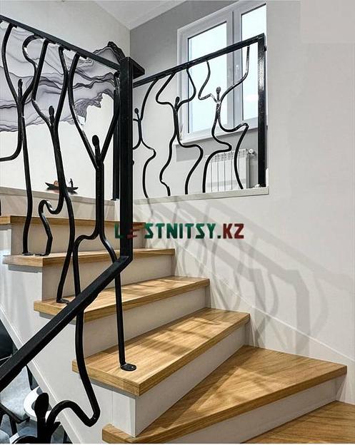 Лестница полувинтовая с кованым ограждением под заказ фото 6