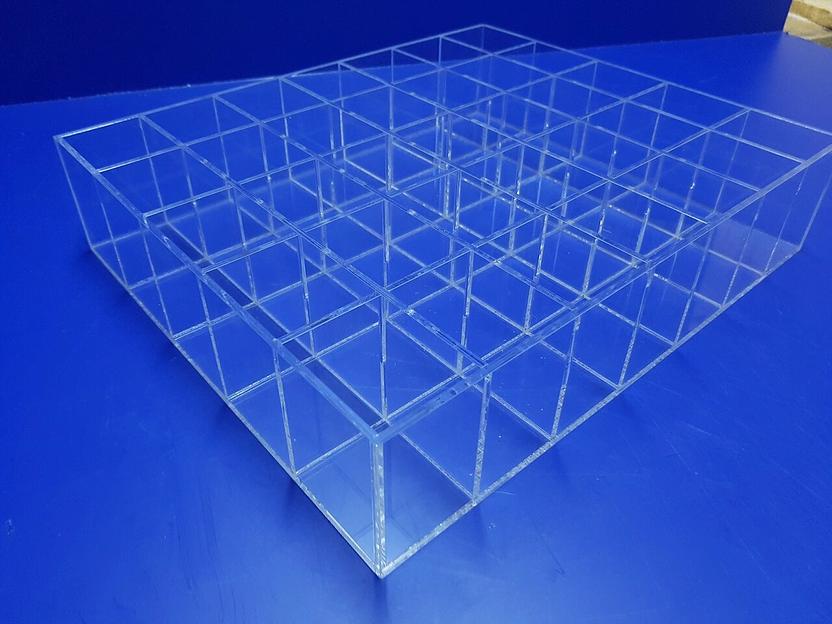 Короб из оргстекла с ячейками 35 ячеек. фото 3