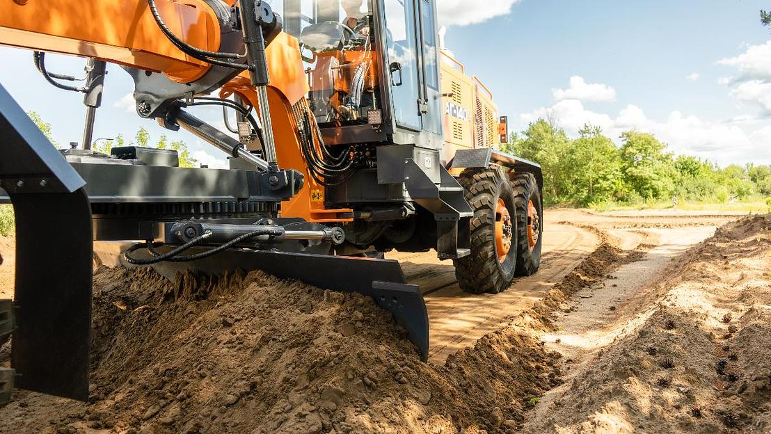 Автогрейдер UMG АГ-140 фото 6