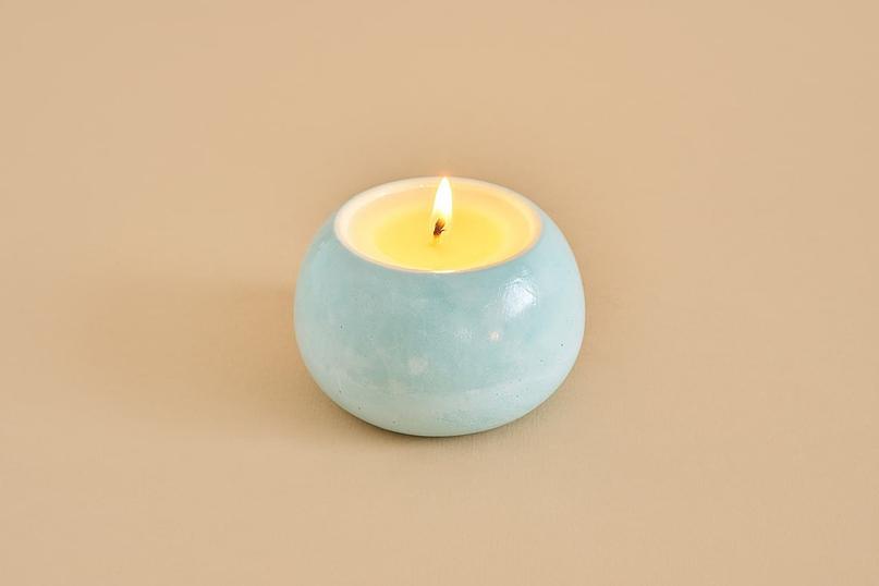 Ароматическая свеча из соевого воска Eden touch «Шар» в гипсовом подсвечнике, белый фото 2