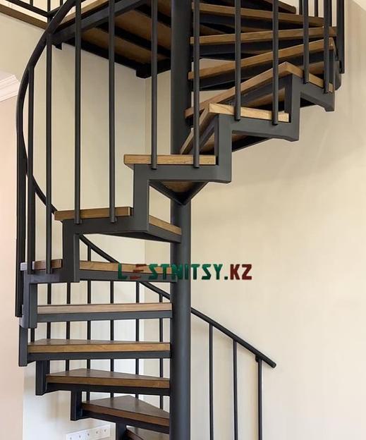 Лестница винтовая с металлическим ограждением под заказ фото 4