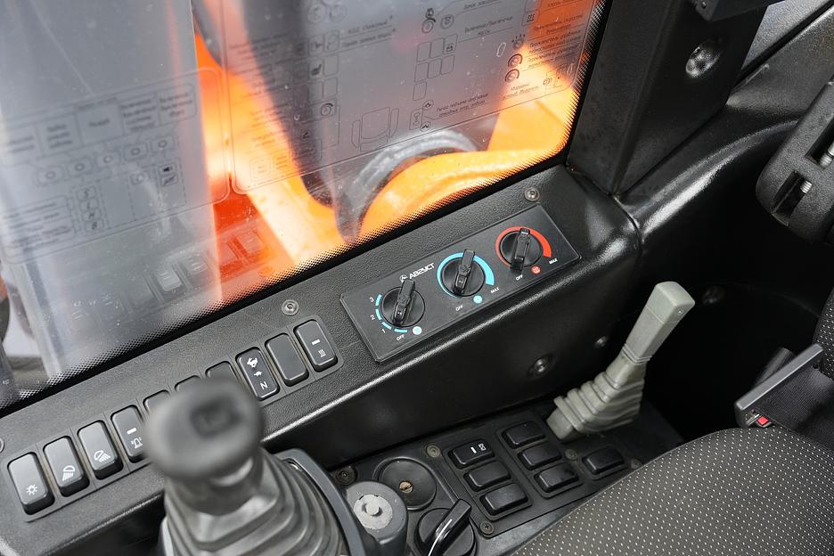 Колёсный экскаватор UMG E170W фото 5