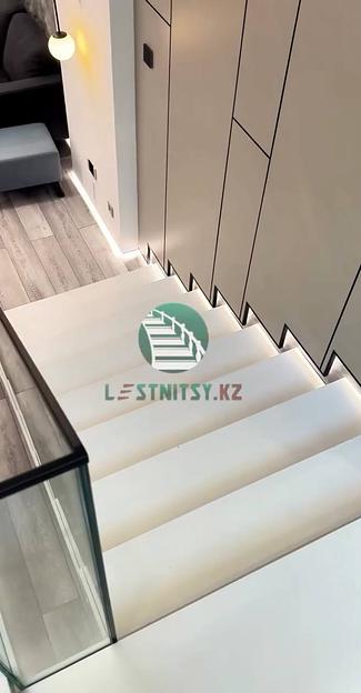 Консольная лестница со стеклянным ограждением под заказ фото 9