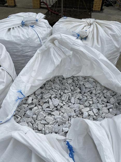 Щебень мраморный бело-серый 10-20 мм фото 1