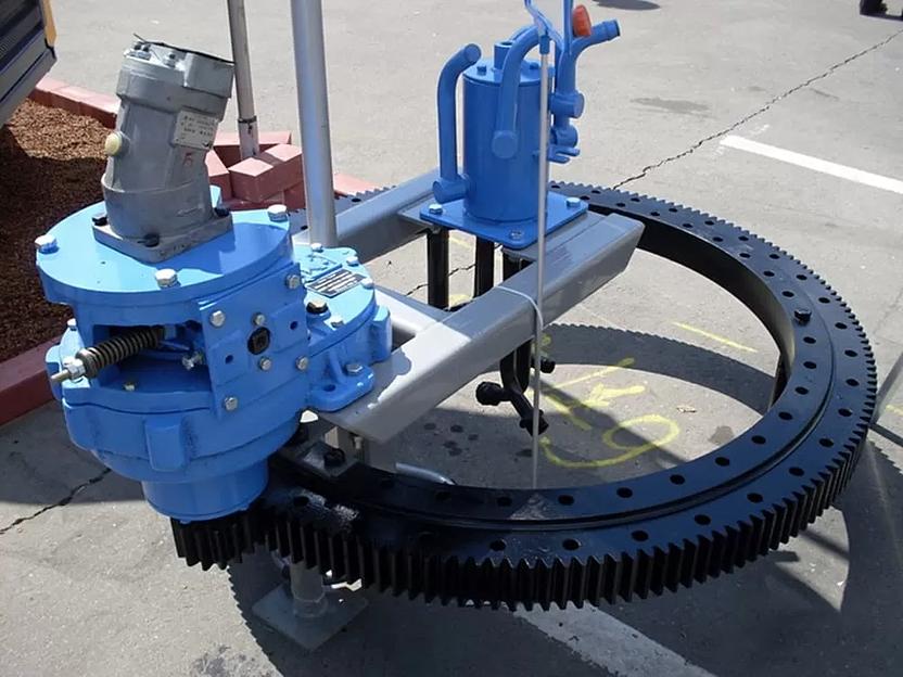 Услуга по установке дискового тормоза на двигатель поворота LS 112 MG башенного крана TDK10.215 фото 1