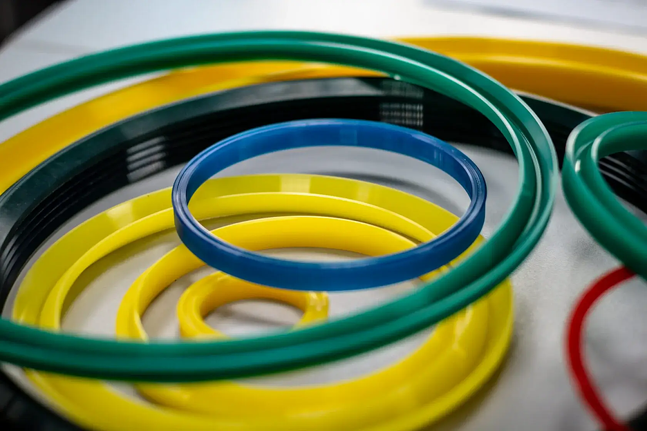 Уплотнения из полиуретана, шевроны, грязесъемники сложного сечения по чертежам фото 3