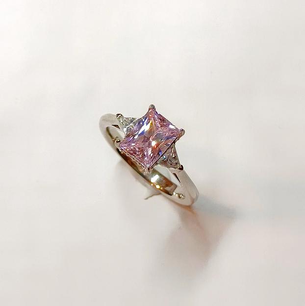 Серебряное кольцо с розовым муассанитом фото 2