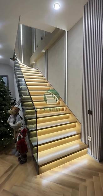 Лестница поворотная с площадкой и ограждением из графитового стекла под заказ фото 1