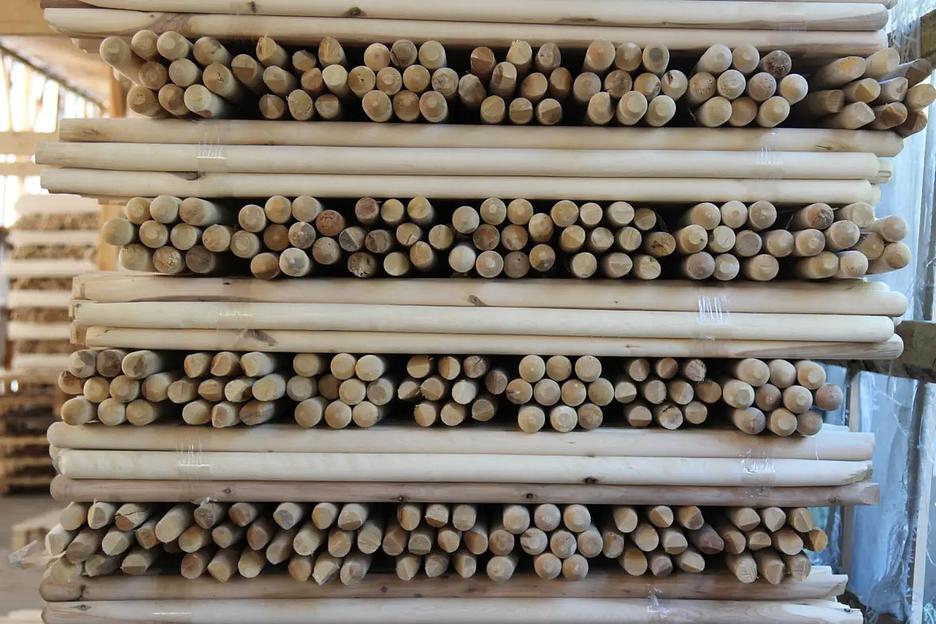 Черенок деревянный для лопат Ф40 мм, 2 сорт, сухой, шлифованный 1200 мм ОПТ фото 1