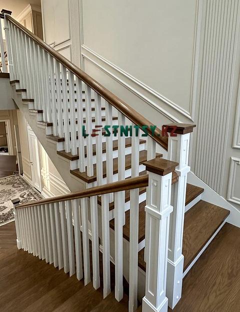 Лестница двухмаршевая с деревянным ограждением под заказ фото 2