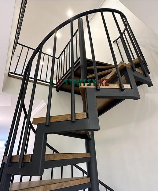 Лестница винтовая с металлическим ограждением под заказ фото 5