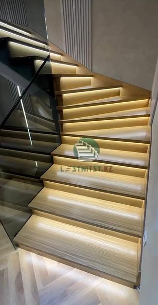 Лестница поворотная с площадкой и ограждением из графитового стекла под заказ фото 6