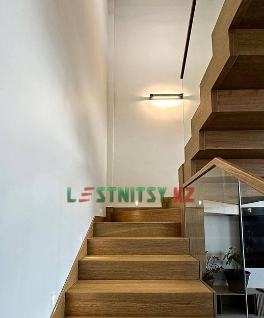 Лестница зеркальная со стеклянным ограждением под заказ фото 3